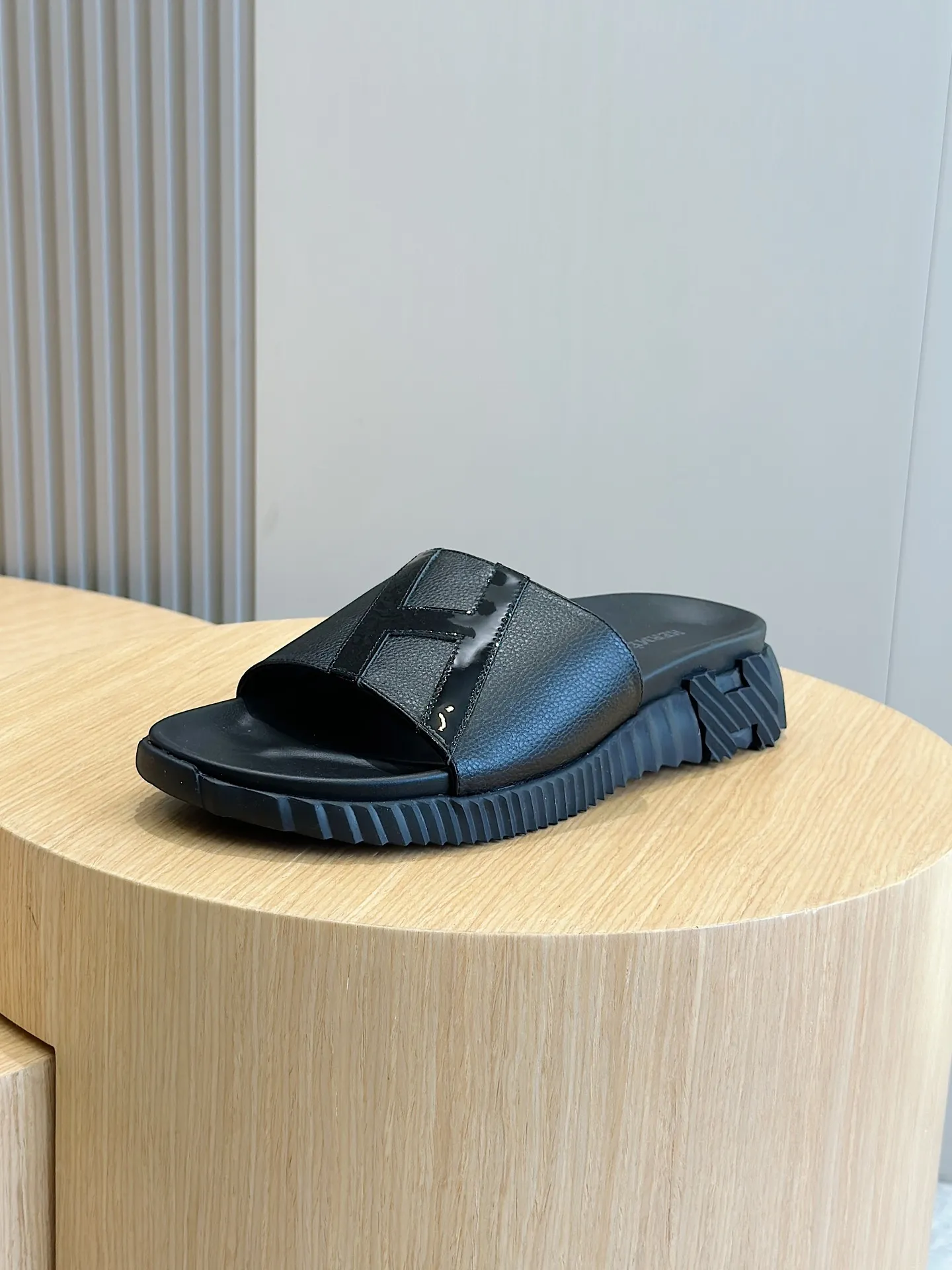 Factory price: 360💰Hermès [HERMÈS] Top Herme*H Home Hermès Men's Sandals and Slippers-Original Reproduction. Purchase the original version and make it one to one. The outsole is privately molded. The color of the outsole corresponding to each color is the same as the original version. Come to those who know the stuff 💪 The ultra-light soles are designed in contrasting colors, and they feel so comfortable on your feet! Calfskin, cowhide feet, private model outsole. Size: 39-44 (customized at 38.45)